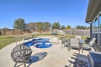 B&B Schertz - Sleek Schertz House with Private Pool and Spa - Bed and Breakfast Schertz