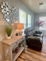 B&B Houston - Lovely Gated 3BR H-Town Home! - Bed and Breakfast Houston