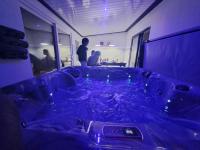 Family Holiday with Hot tub , Family groups only - Chambres d'hôtes Blackpool