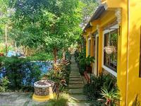 Bungalow with Garden View