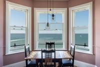 Stylish Beachfront Apartment, Sweeping Ocean Views and Luxury Touches - Ferienwohnung