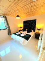 B&B Warminster - Hunters Hideaway-Hot Tub-Wiltshire-Groups - Bed and Breakfast Warminster