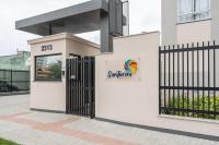 Aptos em Bal Piçarras a150m da PRAIA, dois quartos, sala de estar, COZINHA COMPLETA, SACADA com CHURRASQUEIRA, WI-FI, PISCINA, PORTARIA 24h, PLAYGROUND e QUADRA DE ESPORTES - B&B