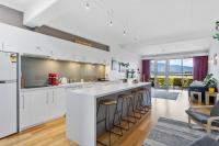 Eastern Shore Escape - Panoramic Modern Comforts - B&B Hobart