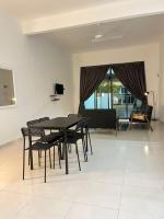 Homestay Kemaman Fyna04 dekat Pantai Geliga - B&B Kampong Kemaman