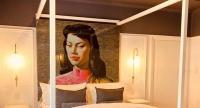 Habitación con cama grande y vistas al jardín