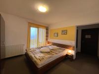 Habitación con cama grande y balcón