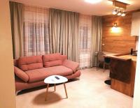 RIVER SIDE near FRANKFURT-AIR CONDITION-PRIVATE PARKING - B&B Henneberg