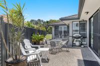 Witonga Waters - Pet Friendly Luxury Waterfront Escape with Pool & Pontoon - Holiday Yamba - B&B Yamba