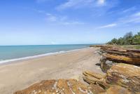 Tropical Tranquillity - Spacious Poolside Cottage - B&B