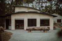 Three Little Pigs Escape - MAIN HOUSE - OFF GRID - B&B