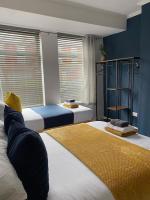 WHOLE House - Fast WIFI & FREE Parking - Contractor Friendly by IRWELL STAYS - B&B
