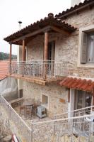 Dandy Villas Dimitsana - a family ideal charming home in a quaint historic neighborhood - 2 fireplaces for romantic nights - Chambres d'hôtes Dimitsána