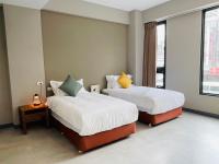 Habitación con cama extragrande y bañera de hidromasaje