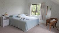 Zimmer mit Kingsize-Bett und eigenem Bad