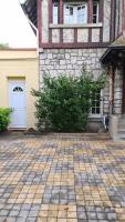 Apakabar Homestay, Gîte 6 personnes, proche gare Melun, parking privé - Chambres d'hôtes La Rochette