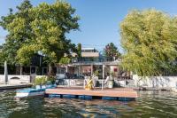 Luxury Apartment with Lake View