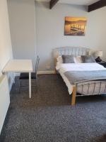 B&B Dukinfield - No 2 Decent Home -Large Deluxe bedroom - Bed and Breakfast Dukinfield