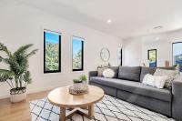 B&B Merewether - Spacious modern 3 bdr home minutes from beach - Bed and Breakfast Merewether