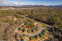 Luxe 5BR Cabin, Hot Tub, Theater & Game Room 1mi to the Strip! 4mi to Dollywood - Chambres d'hôtes Pigeon Forge