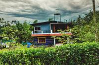 Rainy Cloud Homestay - 1KM Falls, Balcony, Estate, Home Food - B&B