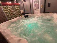 Cardiff Coach House with Hot Tub & Log Fire - Chambres d’hôtes