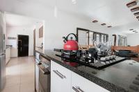 Modern shared 5 BR Villa Pool near Blouberg Beach Wi-Fi - Ferienwohnung Kapstadt