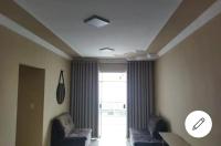 Apartamento de luxo com 2 quartos, sala com sacada, cozinha área de serviço e 1 banheiro social. - Ferienwohnung