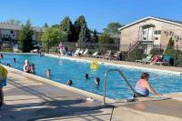 Lg. 2 br Apt. North of Chicago w/ Free Parking - B&B
