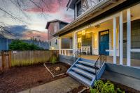 Upgraded Home with 5 BR 4 Bath 4 FREE gated parking space, Family,EV,RV friendly - Bed and Breakfast Seattle