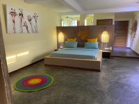 Habitación con cama extragrande y vistas al jardín