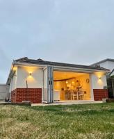 Modern, central bungalow with Large Garden - B&B