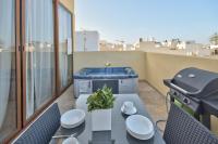 Emerald Court Apartments & Penthouse with Heated Jacuzzi - Chambres d'hôtes Sliema