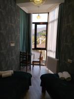 Standaard Tweepersoonskamer met 2 Aparte Bedden en Uitzicht op de Bergen