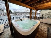Cozy Cabin on the Lake w/ HotTub - B&B Hopatcong