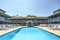Gulf Shores Condo with Pool Access Steps to Beach! - B&B Gulf Shores