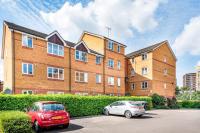 Morden flat close to DLR station with free parking and brand new bed and quality mattress adjacent to metro station also close to O2 and Excel via Cable Car - Chambres d'hôtes Londres