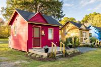 B&B Cape Charles - Red House Tiny Home - Bed and Breakfast Cape Charles