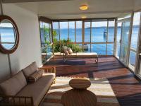 Kabine Waterfront Lakehouse in Sunshine - B&B Summerland Point