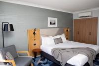 Habitación con cama extragrande y vistas al mar