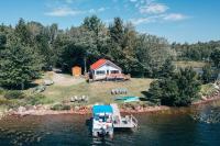 Lakefront Stunning Home, only 30 min to Sugarloaf! - Bed and Breakfast New Portland