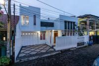 B&B Bandung - Spacious, White-villa Belgareti @Kiara Condong - Bed and Breakfast Bandung