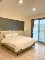 Habitación con cama extragrande y vistas al lago