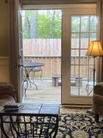 Classic City 3 bedroom 2 bath condo with deck close to UGA, Five Points, and Memorial Park in Athens - B&B Athens
