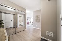 Peaceful Oasis Condo, AC, Top Floor, Secure UG Parking, Balcony, King Bed! - B&B Edmonton