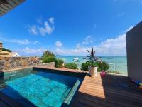 B&B Calodyne - Luxury beachfront villa with private pool - Jolly's Rock - Bed and Breakfast Calodyne