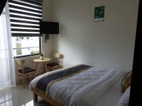 Habitación con cama extragrande y balcón