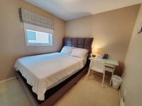 Habitación con cama grande