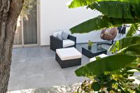 Estudio con cama extragrande y sofá cama
