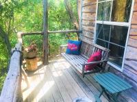 The Cedar House at Creekside Camp & Cabins - Bed and Breakfast Marble Falls